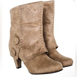 NOT RATED
COWGIRL STAR BOOTIES IN TAUPE